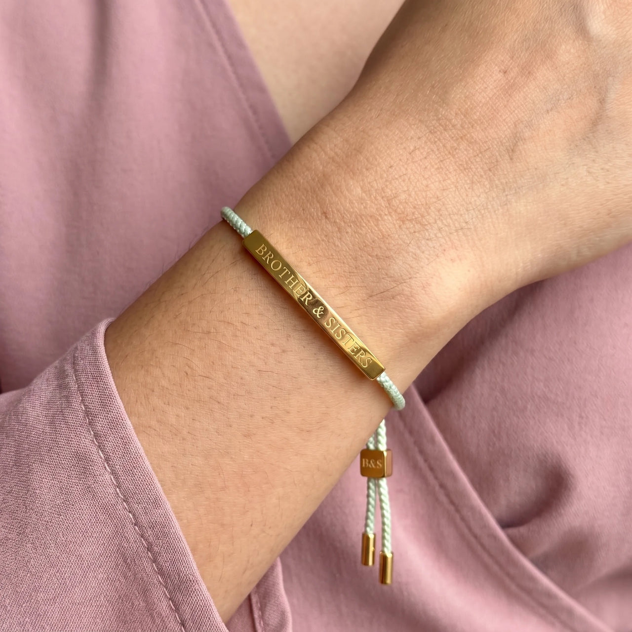 String bracelet — close-up of the details, gold | SKU: lanature-g